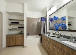 2111 Westheimer Rd in Houston, TX - Building Photo - Building Photo