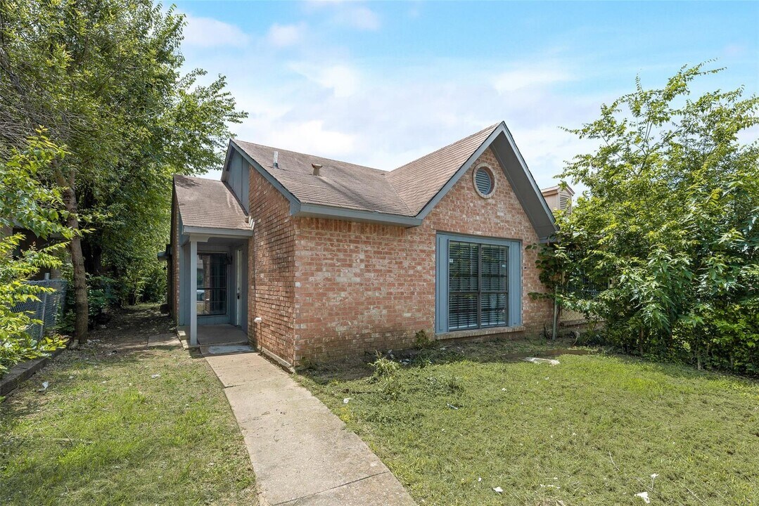 9536 Gonzales Dr in Dallas, TX - Building Photo