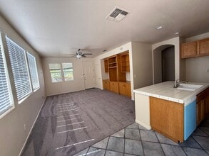3416 Molokai Rd in West Sacramento, CA - Foto de edificio - Building Photo