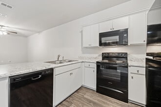 Springhill Apartments in Valdosta, GA - Building Photo - Interior Photo