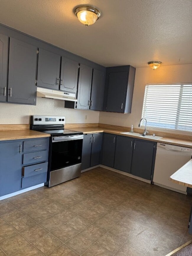 1564 Gladstone Way in Rohnert Park, CA - Building Photo - Building Photo