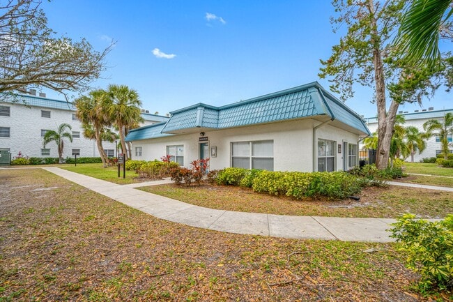 5651 58th Way N in Kenneth City, FL - Building Photo - Building Photo