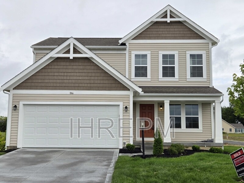 1066 Greenfield Dr in Marysville, OH - Building Photo