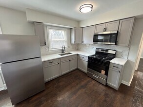 7810 S Escanaba Ave, Unit 2B in Chicago, IL - Foto de edificio - Building Photo