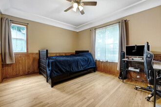 10915 White Oak Ave in Granada Hills, CA - Foto de edificio - Building Photo