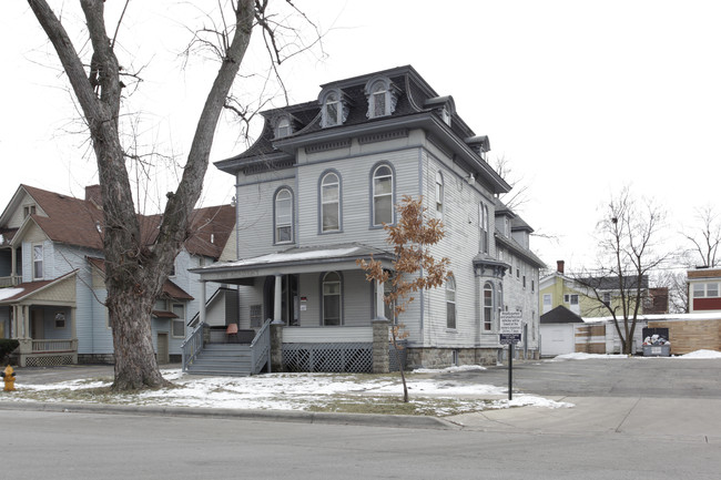 725 Academy St in Kalamazoo, MI - Foto de edificio - Building Photo