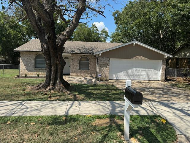 6421 Moonglow Ln in Watauga, TX - Building Photo