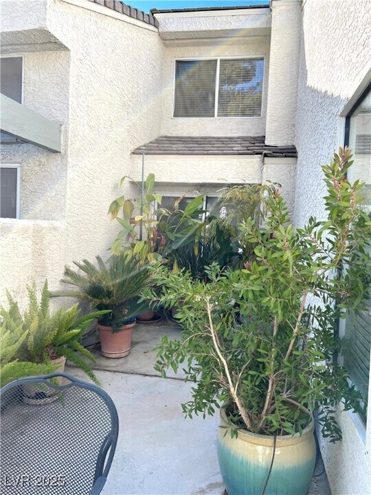 2752 Lodestone Dr in Las Vegas, NV - Building Photo