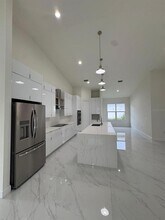 16483 Hillsborough Blvd in Port Charlotte, FL - Foto de edificio - Building Photo