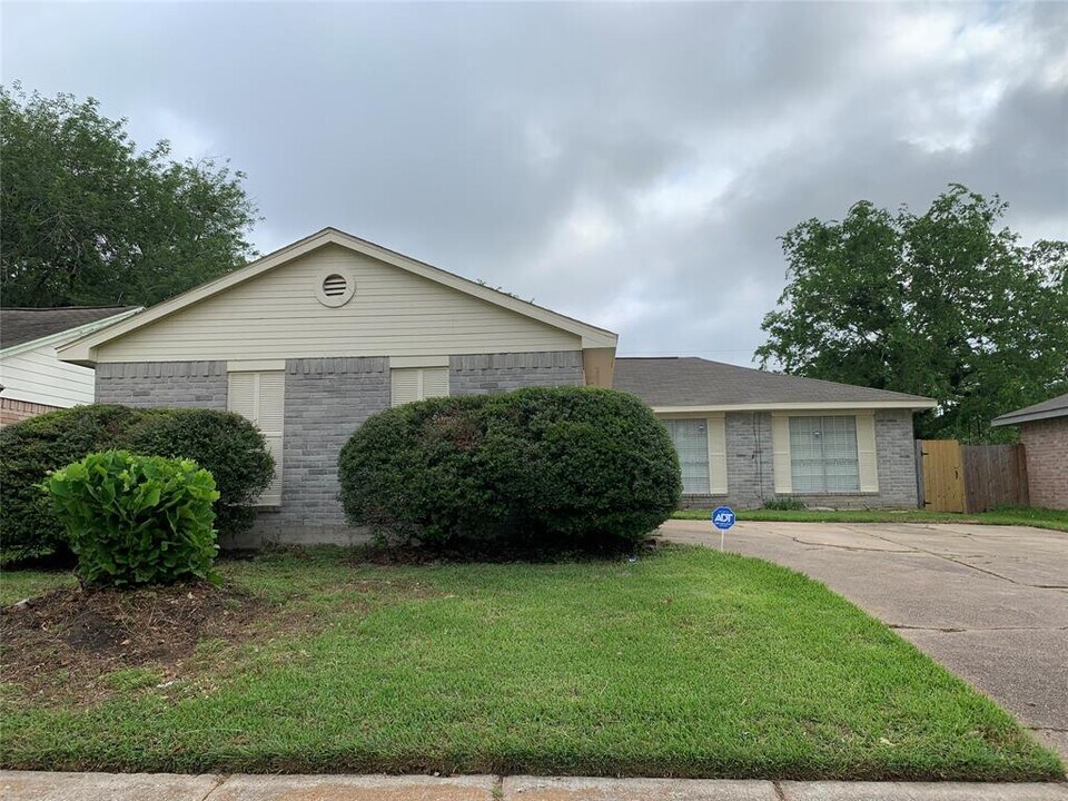 6903 Harpers Dr in Richmond, TX - Building Photo