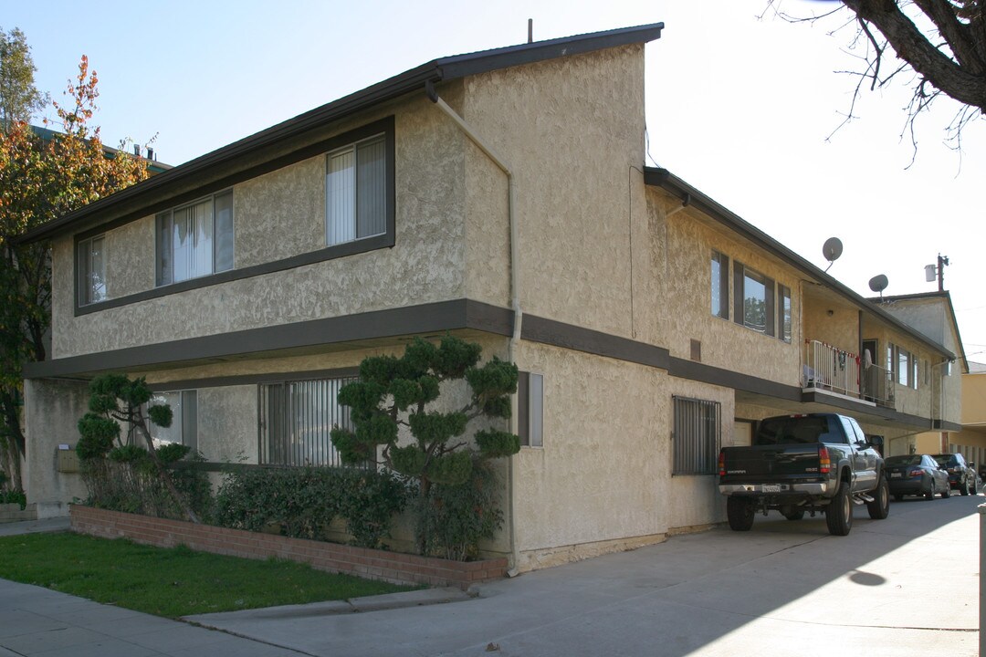 3900 E 11th St in Long Beach, CA - Building Photo