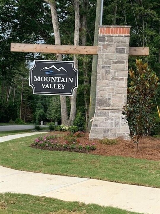 4252 Shandi Cove in Hoschton, GA - Building Photo