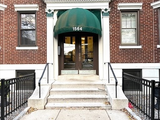 1564 Commonwealth Ave in Boston, MA - Building Photo