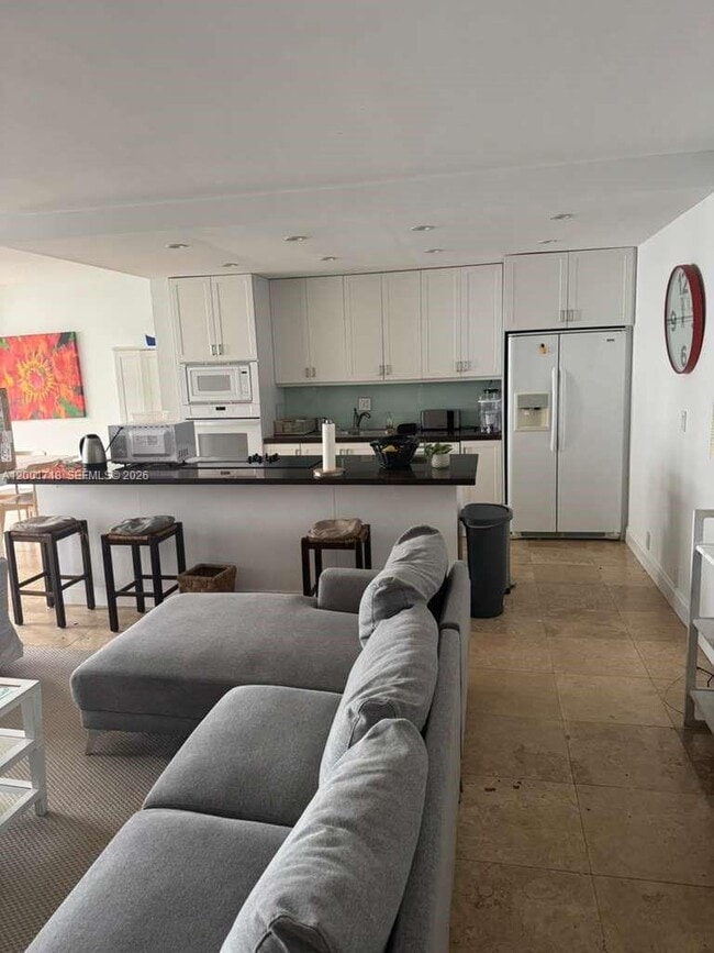 121 Crandon Blvd in Key Biscayne, FL - Building Photo - Building Photo