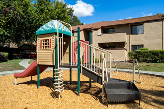 Mission Sierra Apartments in Union City, CA - Foto de edificio - Building Photo