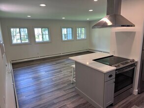 322 Greens Farms Rd in Westport, CT - Foto de edificio - Building Photo