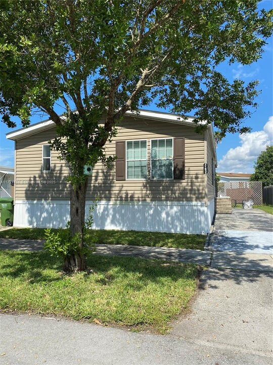 21631 NW 3rd Pl in Pembroke Pines, FL - Building Photo