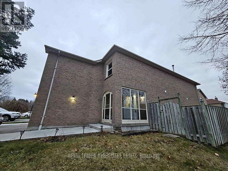 9 Ridgewood Rd in Toronto, ON - Building Photo