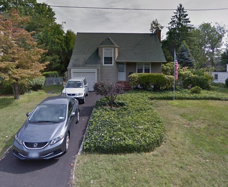 108 Greenway W in New Hyde Park, NY - Building Photo