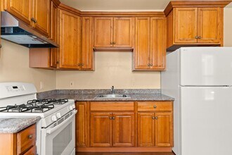 516 W MacArthur Blvd in Oakland, CA - Building Photo - Building Photo