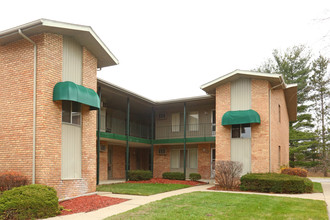 Plymouth House Apartments in Plymouth, MI - Foto de edificio - Building Photo