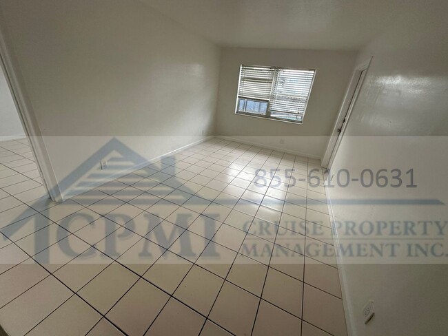 1140 NE 25 Ave in Pompano Beach, FL - Foto de edificio - Interior Photo