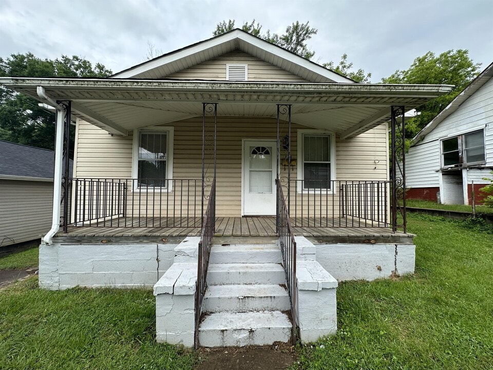 824 Riverview St in Danville, VA - Building Photo