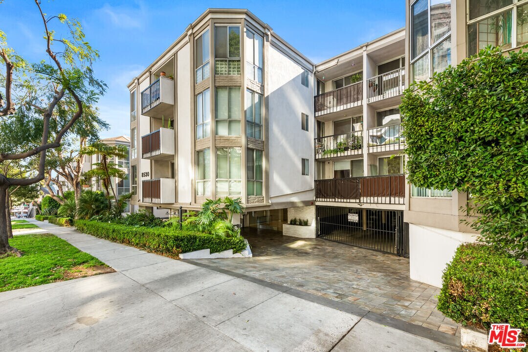 8530 Holloway Dr in West Hollywood, CA - Building Photo
