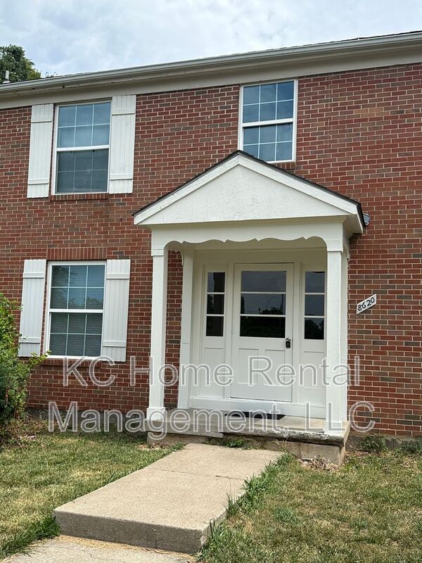 8620 Countryshire Ln in Kansas City, MO - Building Photo - Building Photo
