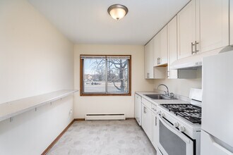 1700/10 Johnson St in Minneapolis, MN - Building Photo - Interior Photo