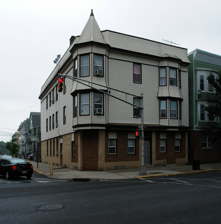 758 Harrison Ave in Harrison, NJ - Building Photo