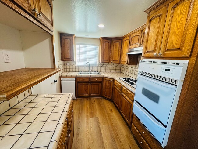 393 Rowland Ave in Camarillo, CA - Building Photo - Building Photo