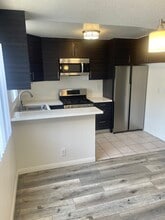 518 Oak St, Unit 518 Oak St.  Unit 7 in Glendale, CA - Building Photo - Building Photo