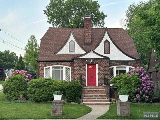 889 Red in Teaneck, NJ - Building Photo