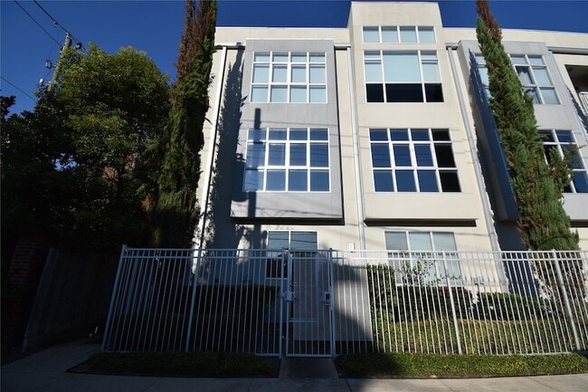207 Pierce St, Unit 201 in Houston, TX - Building Photo - Building Photo
