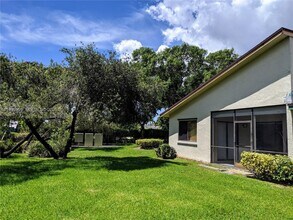 460 Lakeview Dr in Weston, FL - Building Photo - Building Photo