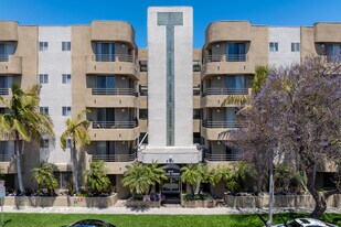 2 bedroom and 2 bath in Los Angeles, CA - Building Photo