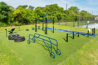 The Lynx Townhomes and Apartments in San Marcos, TX - Building Photo - Building Photo