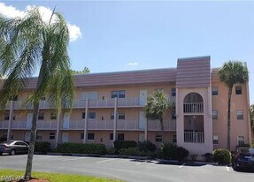 175 Turtle Lake Ct in Naples, FL - Building Photo