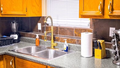 9633 S Saphire Cir, Unit Basement Unit in Sandy, UT - Foto de edificio - Building Photo