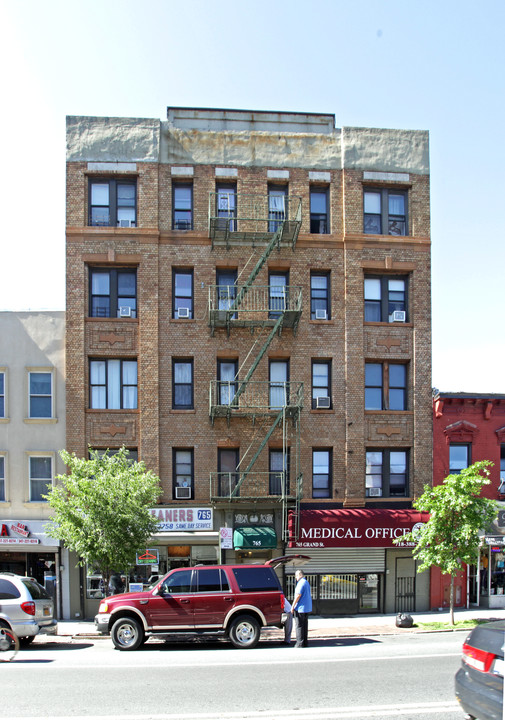 765 Grand St in Brooklyn, NY - Foto de edificio