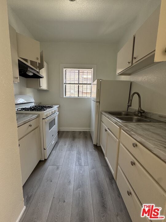 property at 3051 Leeward Ave