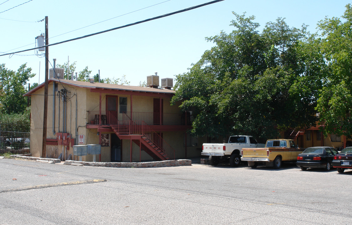 Town & Country Apartments in El Paso, TX - Building Photo