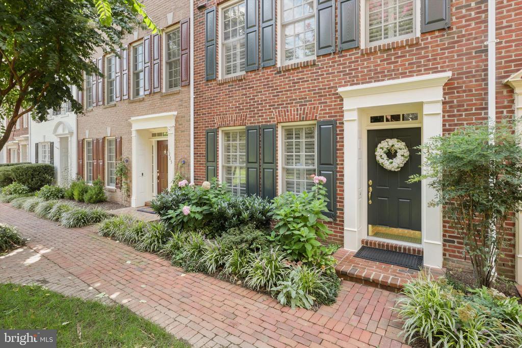 1223 Roundhouse Ln in Alexandria, VA - Building Photo