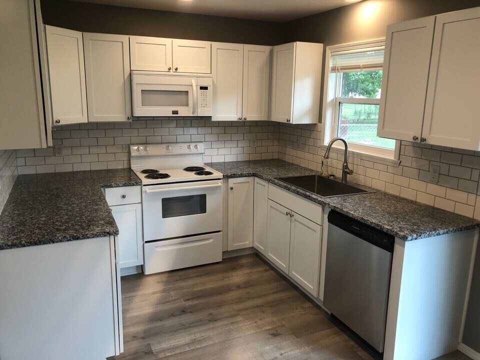 1408 W Pine St in Bolivar, MO - Building Photo