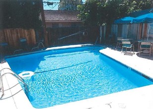 1002-1008 Ravenscourt Ave in San Jose, CA - Foto de edificio - Building Photo