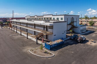 The Flats at 45th Ave in Glendale, AZ - Foto de edificio - Building Photo