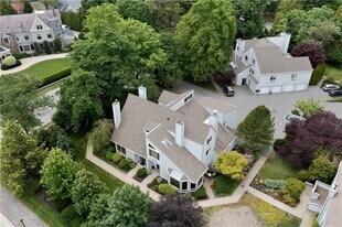 421 Bellevue Ave in Newport, RI - Building Photo