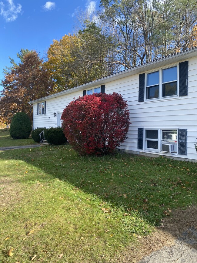 325 Main St, Unit 5 in Winthrop, ME - Foto de edificio - Building Photo