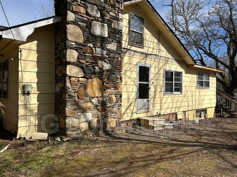 16 Tuckaway Ln in Brevard, NC - Building Photo